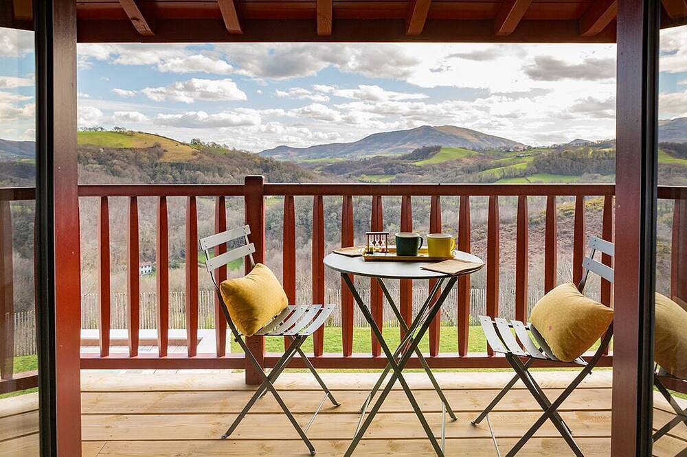 Entire apartment, Spacious Baïgura studio, mountain views, direct access to pool & spa in Hasparren, Bayonne region