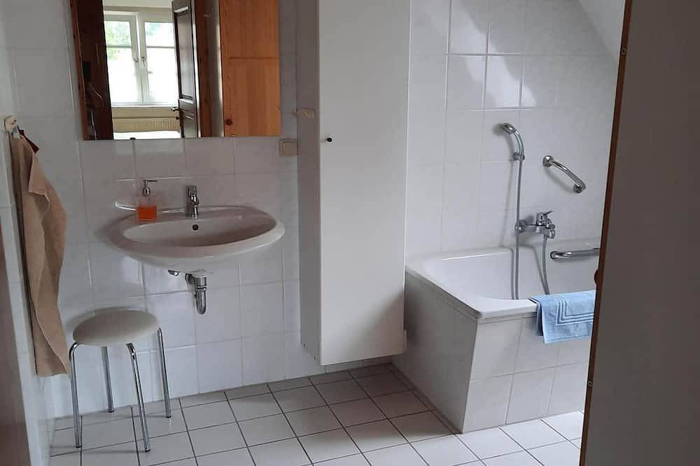 Ganze Wohnung, Ferienwohnung 1 - Haus am Strand in Plöner See, Ostholstein