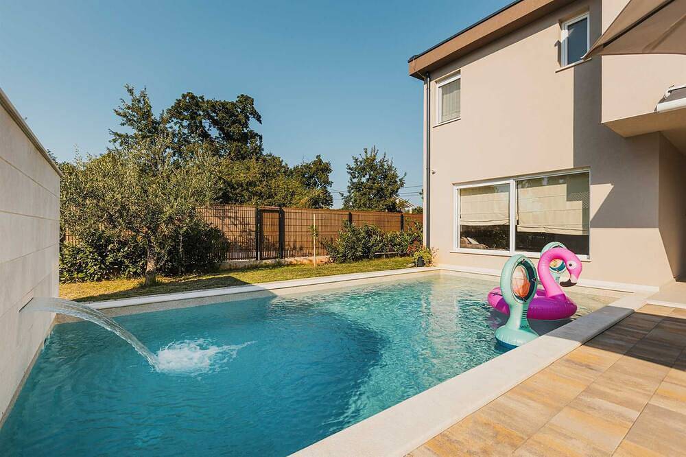 4Bd-Villa mit Swimmingpool und Spielplatz in der Nähe des Strandes Duga Uvala in Marčana, Südküste Istrien