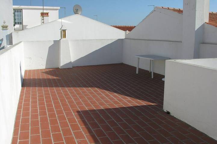 Wohnung mit Garten, im alten Teil des Dorfes, 5 Minuten zu Fuß vom Strand entfernt in Praia do Farol, Vila Nova de Milfontes