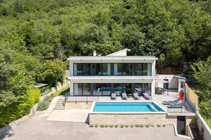 Villa für 10 Personen, mit Ausblick und Garten sowie Pool, kinderfreundlich in Lovran