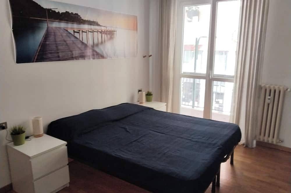 Spacious room in three-room apartment within walking distance of the M1 in Sesto San Giovanni, Provincia de Milan