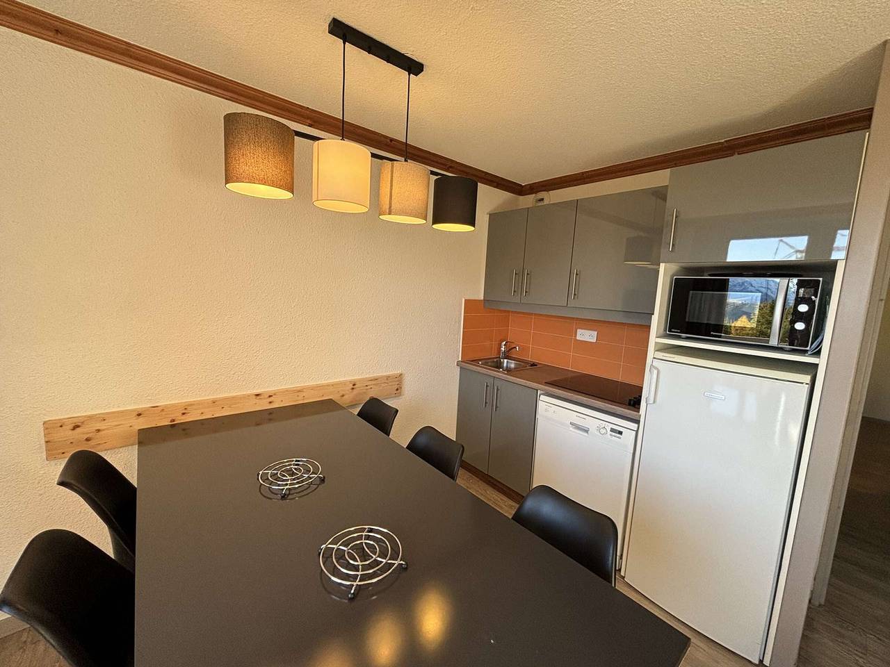 Entire apartment, Duplex 2Br Ski-In/Out, Pool & Sauna Access, Sleeps 6, Close to Shops - Alpe d'Huez in Huez, Écrins National Park