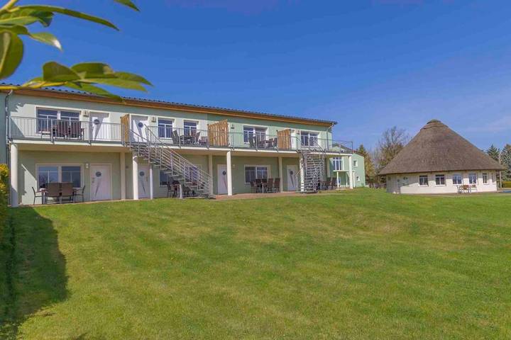 Bungalow für 6 Personen, mit Balkon und Terrasse sowie Garten und Seeblick