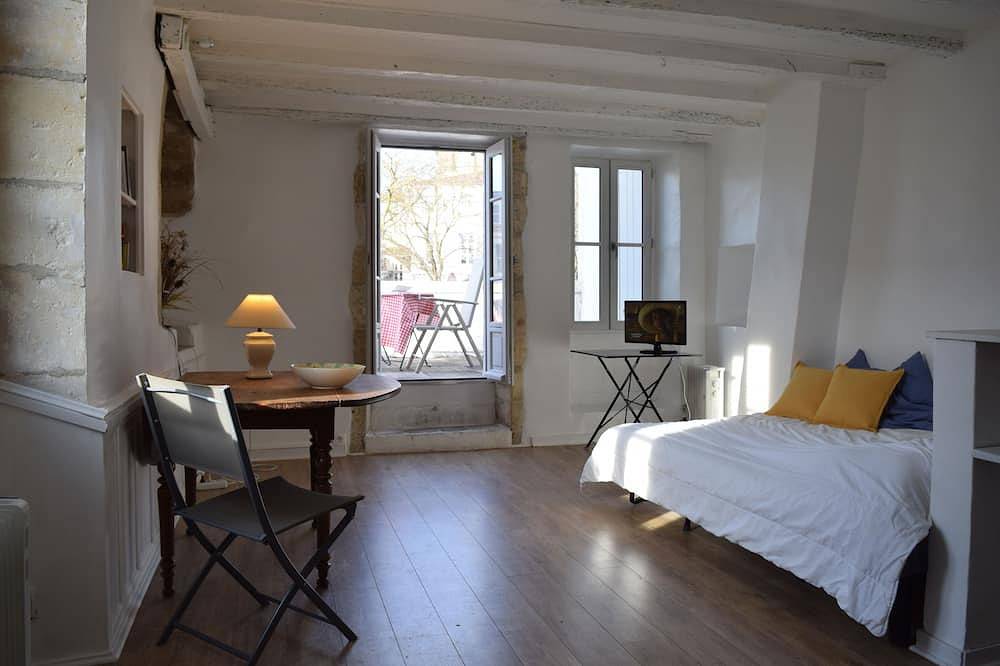 Entire apartment, Very bright 26 m2 studio with large terrace, historic center of La Rochelle in La Rochelle, La Rochelle region