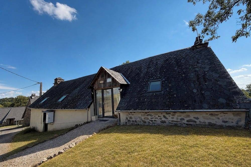 Grange du Pécou, a charming vacation rental, perfect for nature-loving families in Saint-Donat, Regionaler Naturpark Volcans d'Auvergne