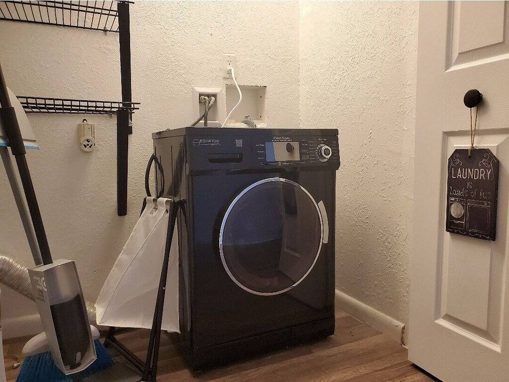 10 mins from the beach, pet friendly, huge yard! in Clearwater, Pinellas County