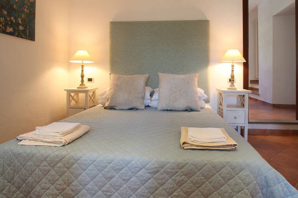 Magical Tuscan retreat set high among vineyards with pool and breathtaking views in Licciana Nardi, Val di Magra