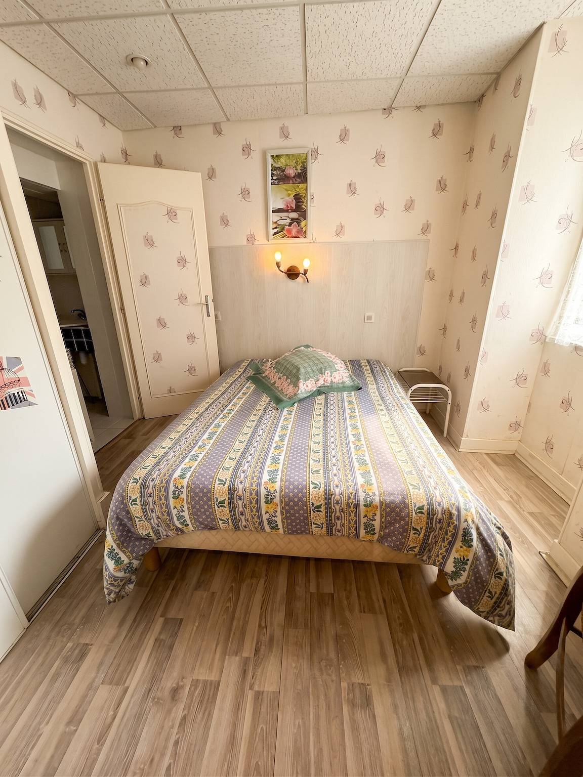 Estudio entero, Estudio encantador en Néris-les-Bains, 20 m², con terraza in Néris-les-Bains, Región de Montluçon