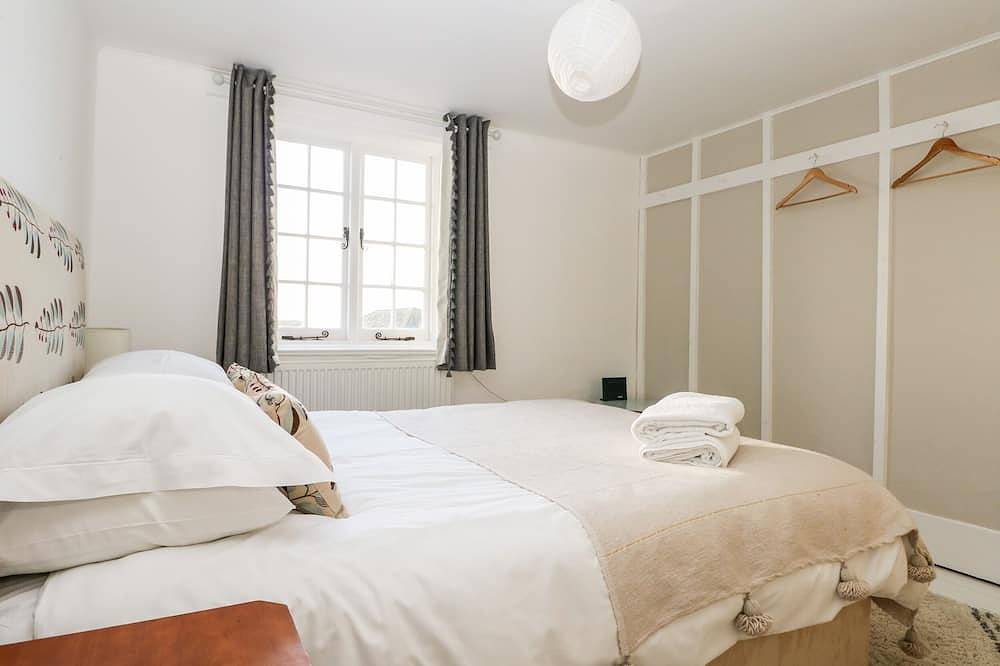 Lantern Cottage, pet friendly, character holiday cottage in Rye in Rye, East Sussex