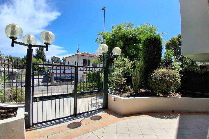 Apartamento entero, Air-conditioned 2-room apartment with a terrace, a 3-minute walk from the beach and restaurants in Cros de Cagnes, Cagnes-sur-Mer