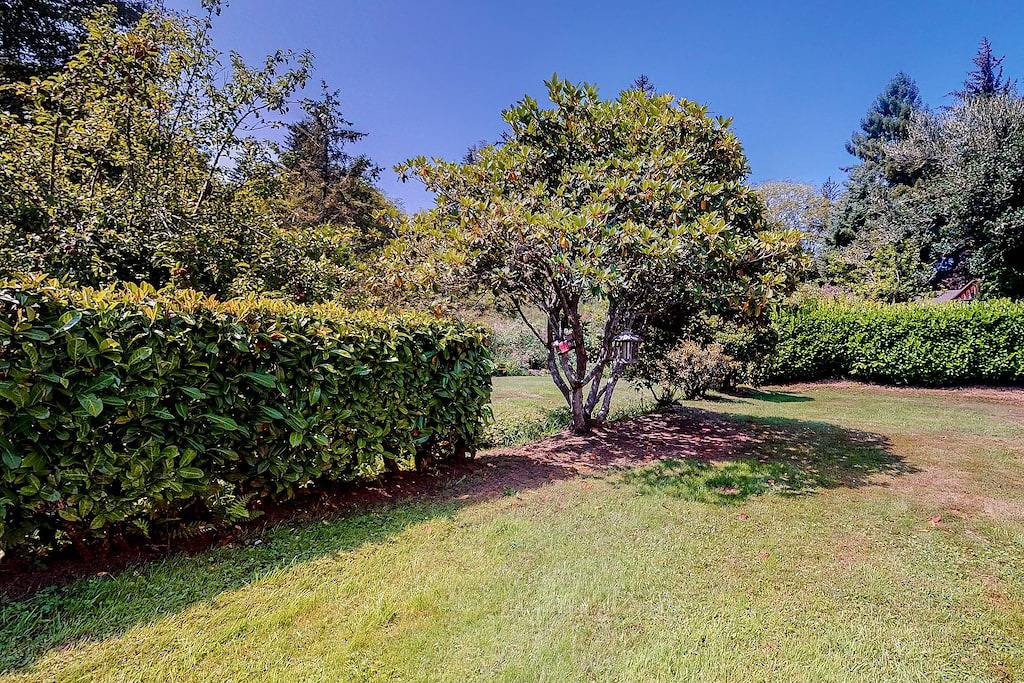 Dog-friendly home with Siuslaw River views, fireplace & Wifi - near beach & town in Lane County