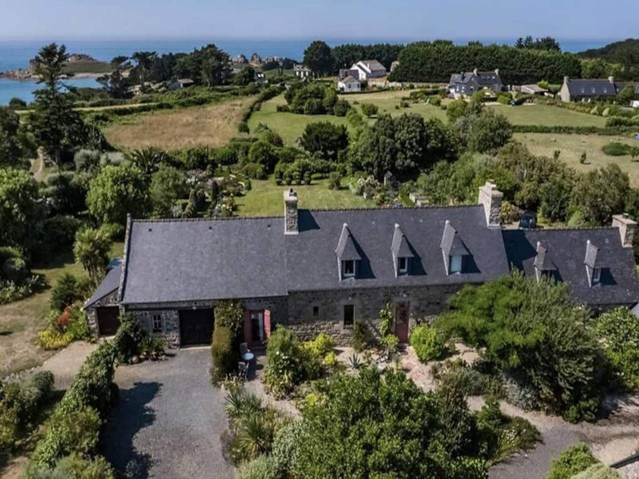 Douarenn Braz · Douarenn Braz a haven of peace in Plougrescant, Côte de Granit Rose