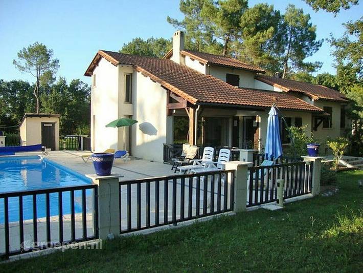 Location de vacances pour 8 personnes, avec Balcon/Terrasse ainsi que Terrasse et Piscine dans Beaumontois en Périgord