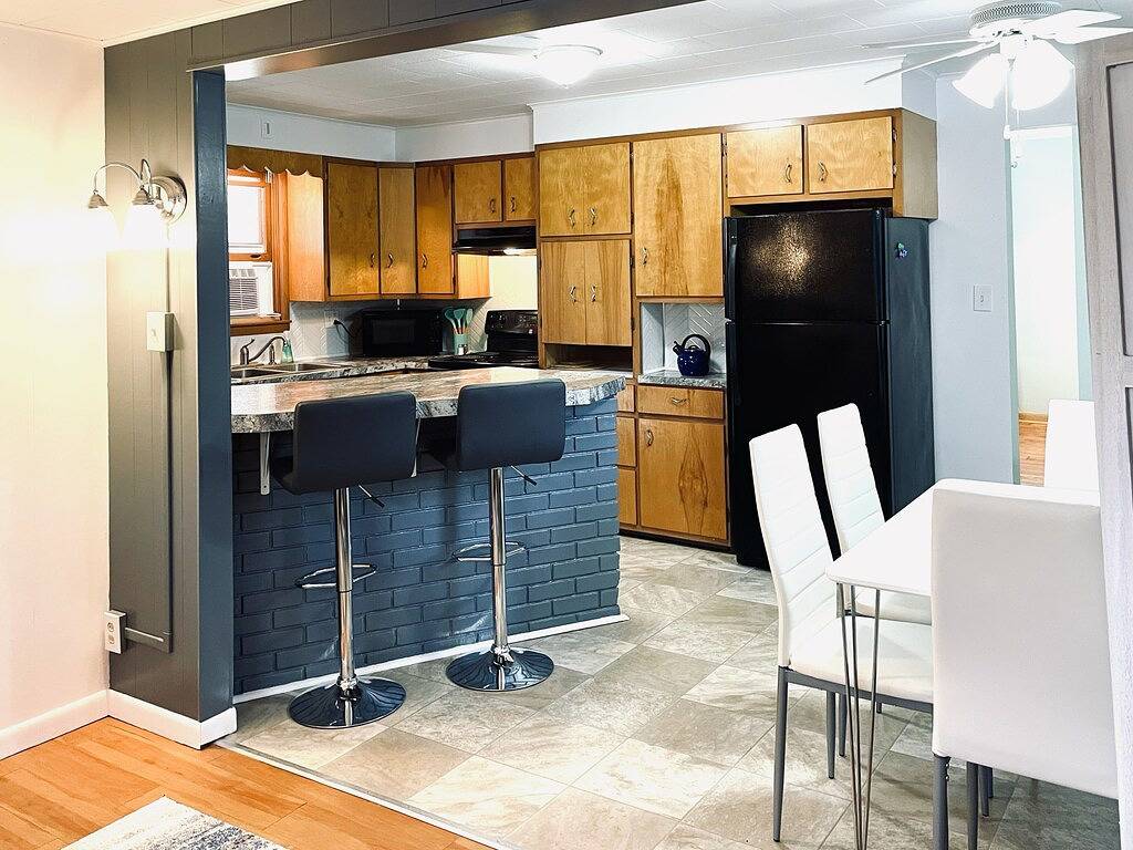 Ganze Wohnung, Relax at Redberry House—just blocks from downtown and Lake Mi beaches in Manistee, Manistee County