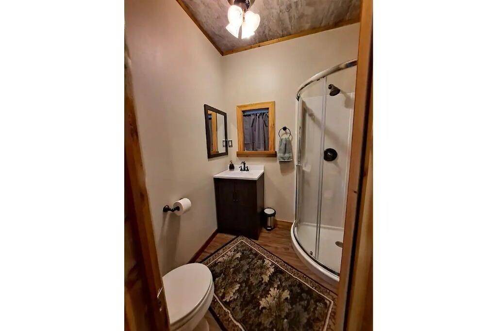 Bigfoot Inn -cabin with loft -near Illinois River in Ozark Mountains