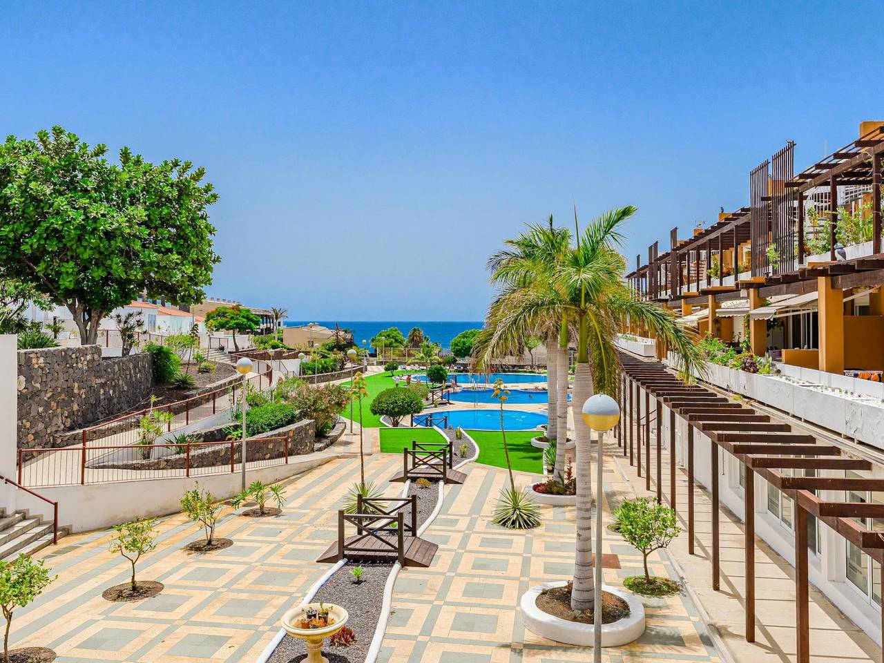 Entire holiday apartment, Sea View Oasis - Pool, Terrace, WiFi, 200m to Beach in Amarilla Golf, San Miguel de Abona