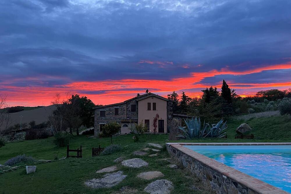 Splendid farmhouse in Val d'Orcia with private swimming pool and sauna in Radicofani, Val d'Orcia