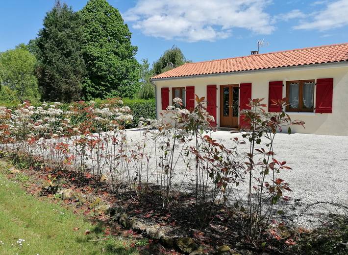 Gîte pour 4 personnes, avec terrasse ainsi que jardin et piscine à Montembœuf