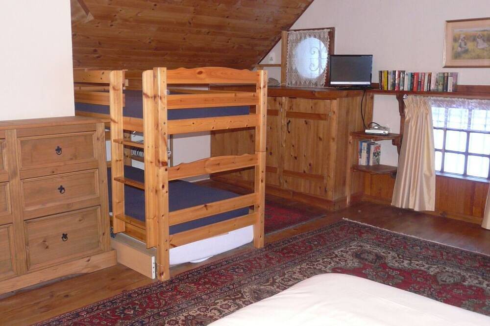 Gîte à la ferme dans un bel emplacement de montagne, piscine chauffée et bain à remous. in Campan, Pyrénées