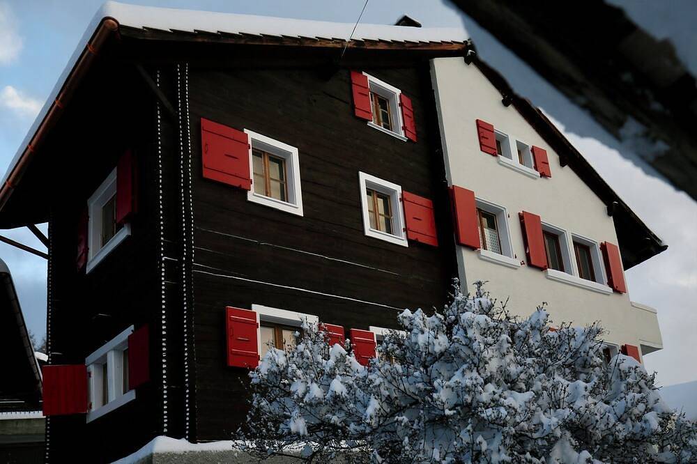 Haute-Nendaz Village: Larch 1898 4-Storey/4-Room/6-Person Chalet/Parking. in Nendaz, Walliser Alpen