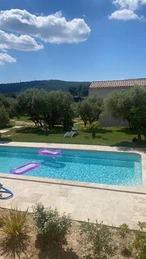 Location de vacances pour 17 personnes, avec piscine ainsi que terrasse et vue, animaux acceptés à La Fare-les-Oliviers