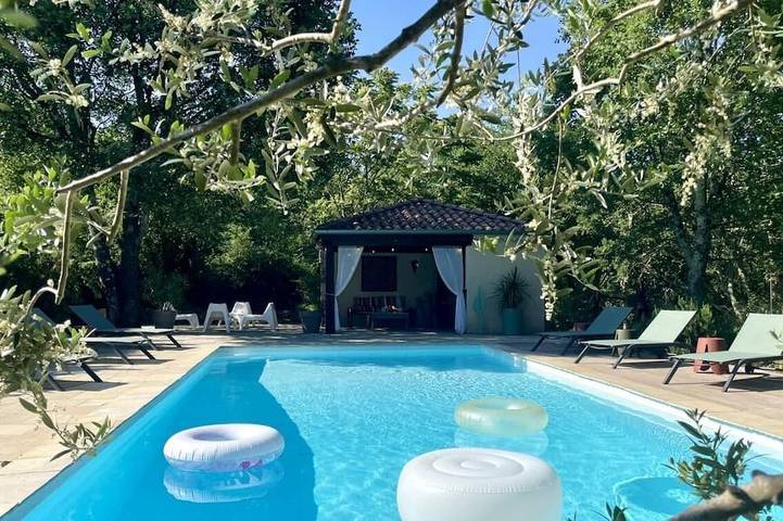 Location de vacances pour 6 personnes, avec terrasse et jardin à Montréal (Rhône-Alpes)