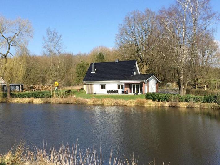 Ferienhaus für 6 Personen, mit Terrasse und Garten sowie Sauna und Seeblick in Wacken Open Air