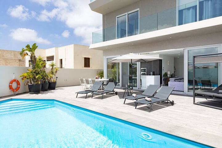 Vacation rental for 4 people, with yard in Malta