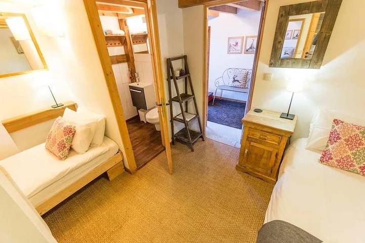 Unique character chalet in central Samoens, 2 bedrooms, sauna, log fire, terrace in Samoëns, Region Bonneville