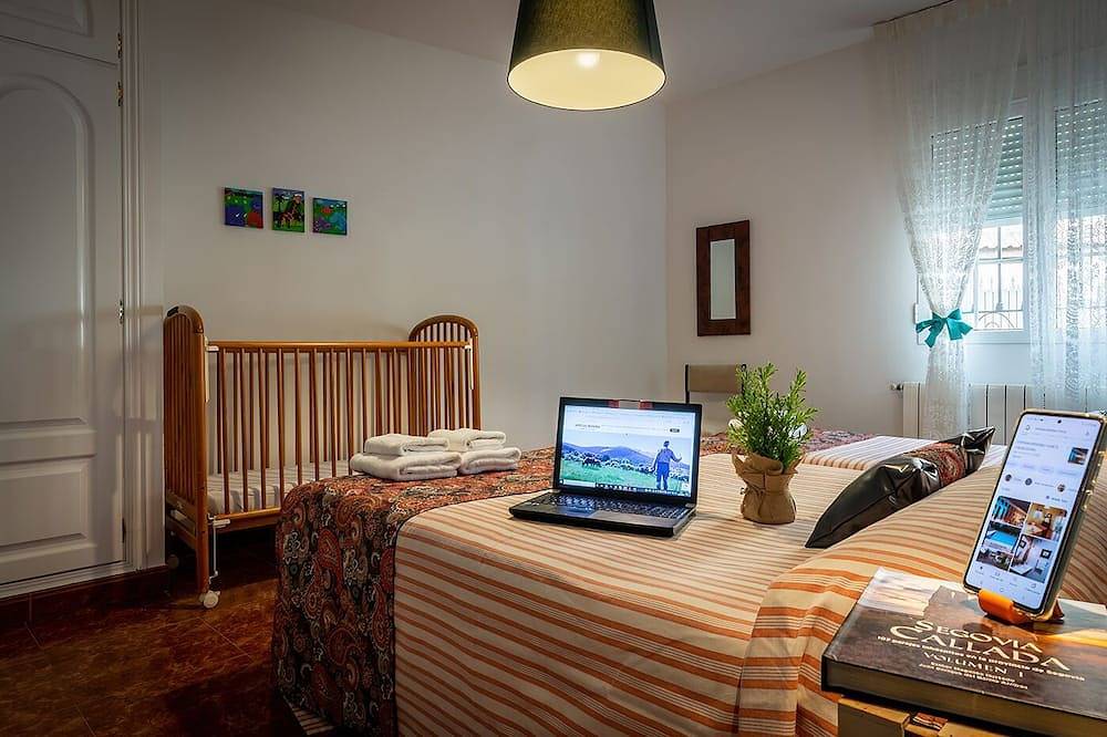 Fireplace, garden, bbc, wifi 1 h from Madrid Entre Acebedas Accommodations in Revenga, Segovia