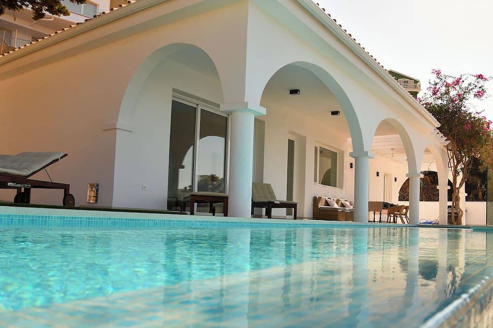 Villa Bugenvilla in Meeresnähe mit herrlichem Blick auf das Mittelmeer in Torre de Benagalbón, Rincón de la Victoria