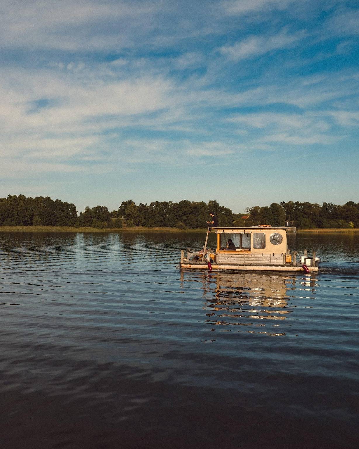 Bulli-Hotel Canow mit Seeblick in Wustrow (Mecklenburgische Seenplatte), Mecklenburg-Strelitz