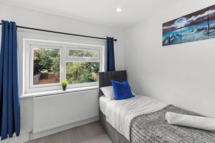 Luxurious 4 Bedroom House |9 Guests |Free Parking |WIFI in Sutton (London), London