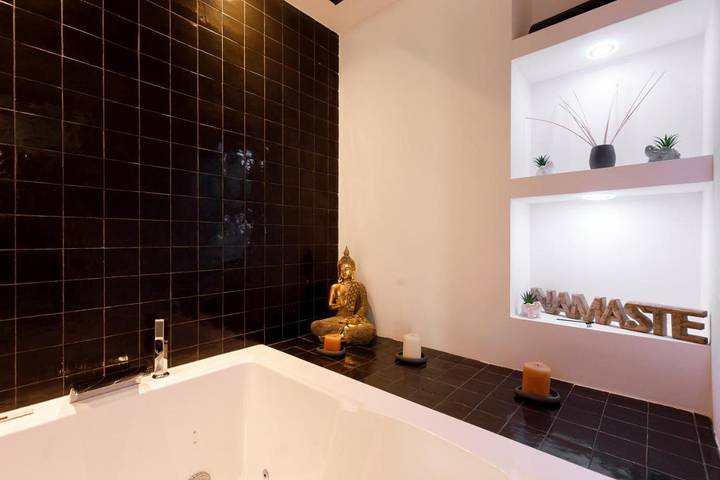 Gîte pour 4 personnes, avec vue et piscine ainsi que sauna et jardin dans Office De Tourisme Et Des Congres De Mandelieu - 4