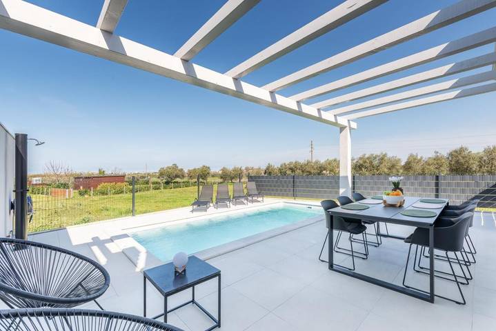 Ferienhaus für 5 Personen, mit Terrasse und Garten sowie Pool und Ausblick in Finida