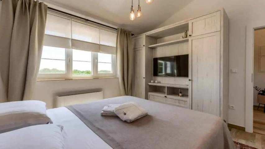 Ferienhaus für 8 Personen, mit Pool und Terrasse in Petrcane