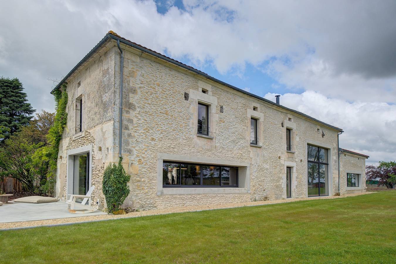 Maison de campagne 'Le Domaine De La Férédie' avec piscine privée, Wi-Fi et climatisation in Vieux-Mareuil, Parc naturel régional Périgord-Limousin