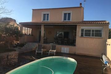 Location de vacances pour 8 personnes, avec terrasse ainsi que jacuzzi et jardin à La Fare-les-Oliviers