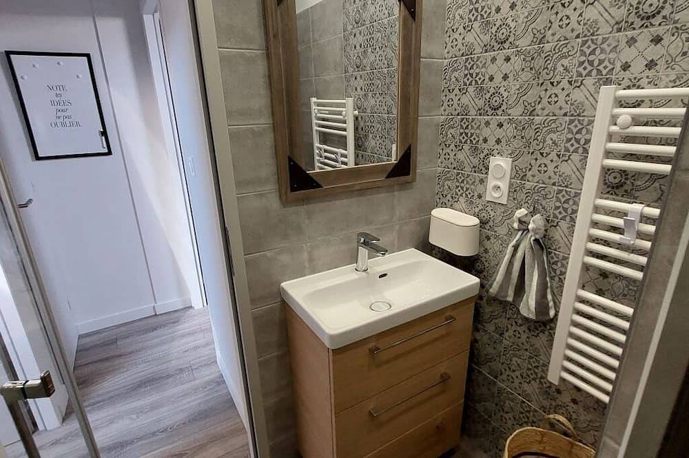 Entire apartment, Self-contained gîte for 2 people, with kitchen, close to the greenways. in Plan-d'Orgon, Arles region