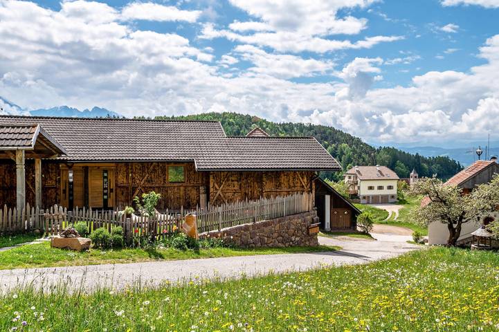 Appartamento intero, Appartamento "Aschnerhof Holzhitt" con vista sulle montagne, balcone privato e Wi-Fi in Longomoso - Lengmoos, Renon