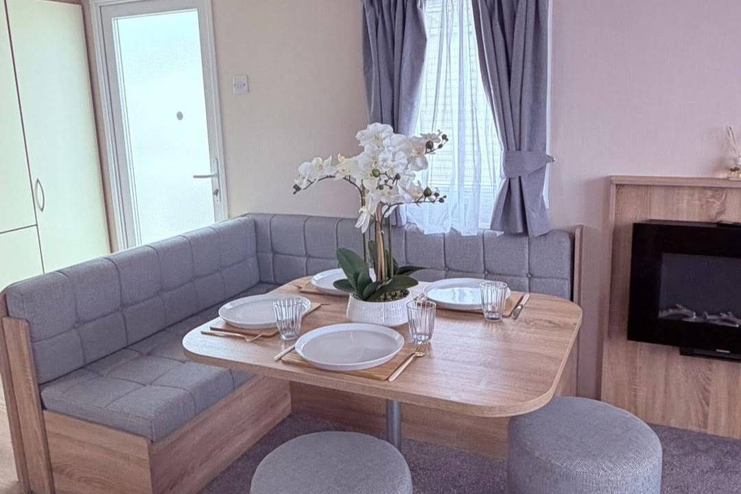 2-Bed Caravan - Sleeps 6 - Pet Friendly - Parking in Chapel St. Leonards, Lincolnshire