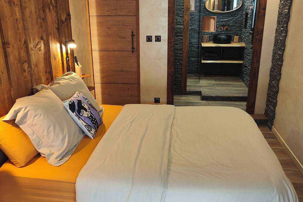 Ganze Wohnung, Modern, fully-equipped apartment in town center, located between lakes and mountains in Oyonnax, Nantua