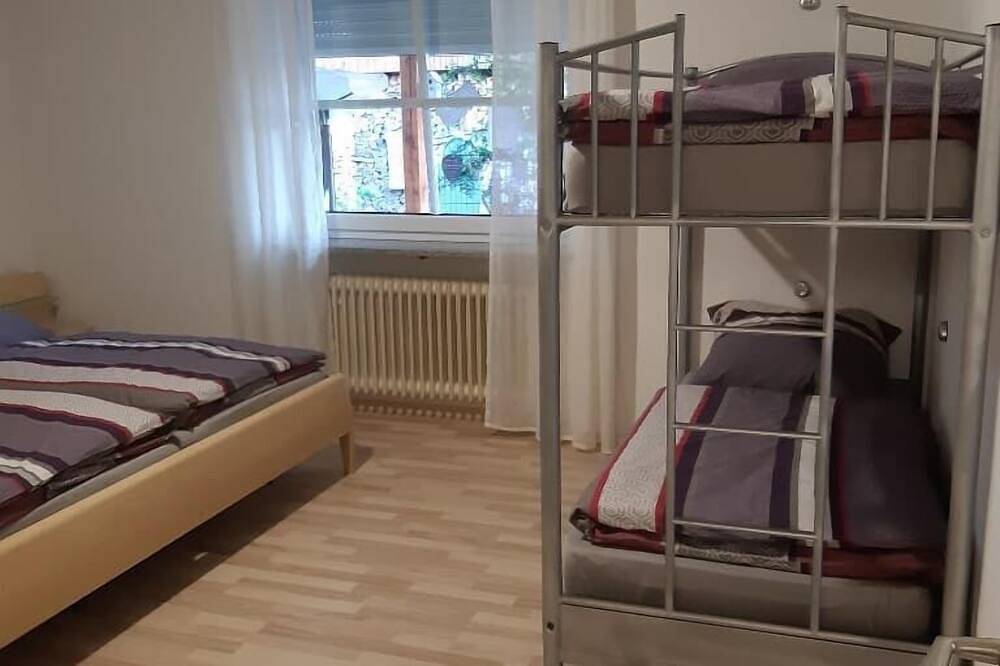 Ganze Wohnung, Erdgeschoß-Ferienwohnung mit Terrasse, Wlan und Privatparkplätzen in Oberviechtach, Naturpark Oberpfälzer Wald