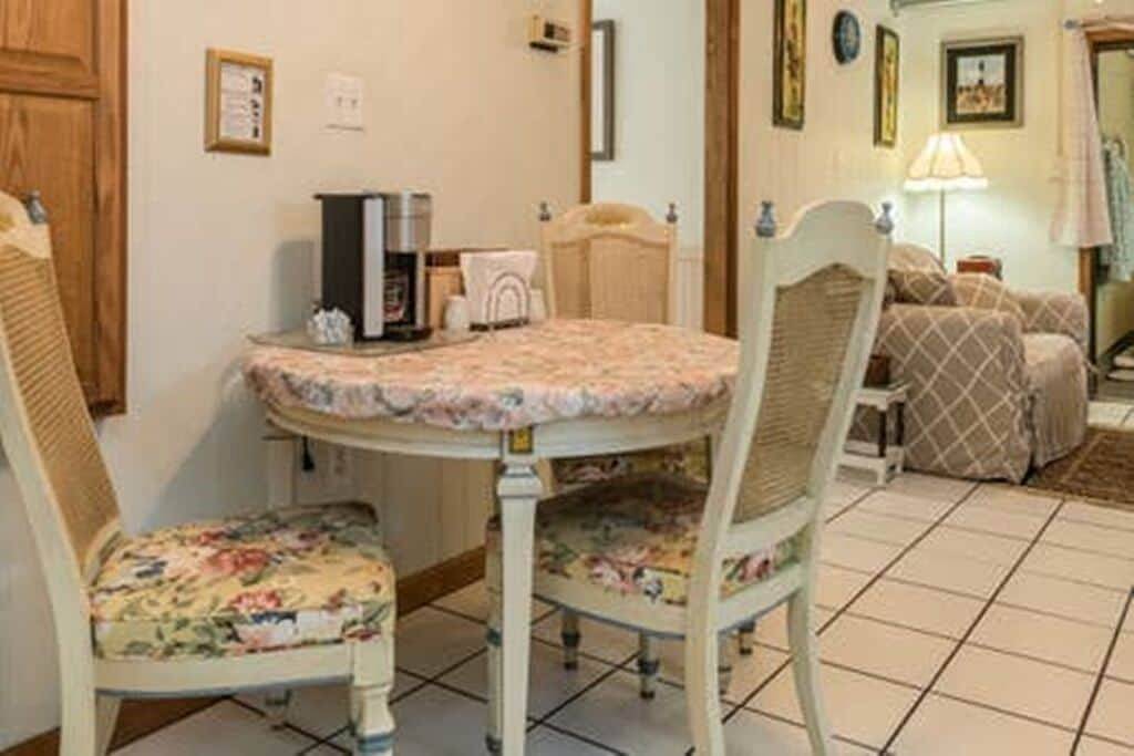 Ganze Wohnung, Romantic Beach Hideway Schritte zum Tybee Backriver Strände in Tybee Island, Chatham County