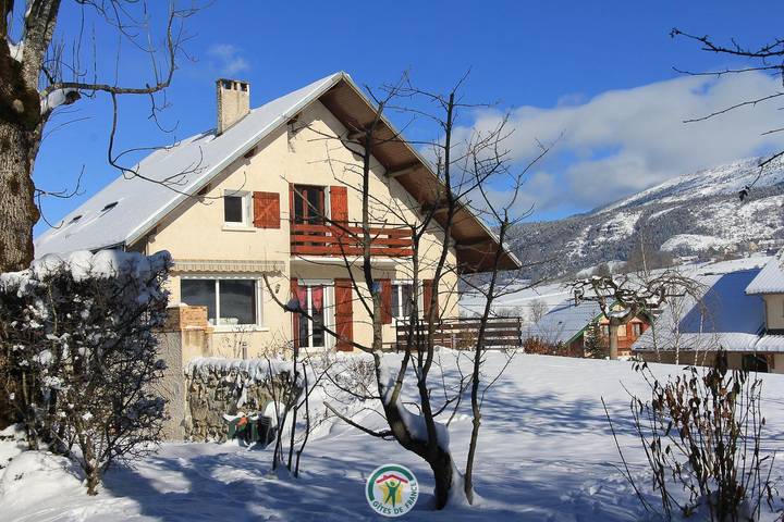 Gîte pour 6 personnes, avec terrasse et jardin