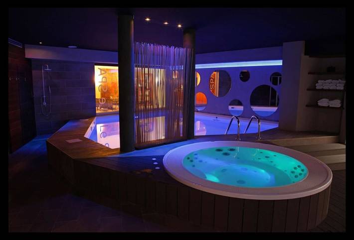 Hôtel pour 4 personnes, avec terrasse et piscine ainsi que sauna et jacuzzi, animaux acceptés