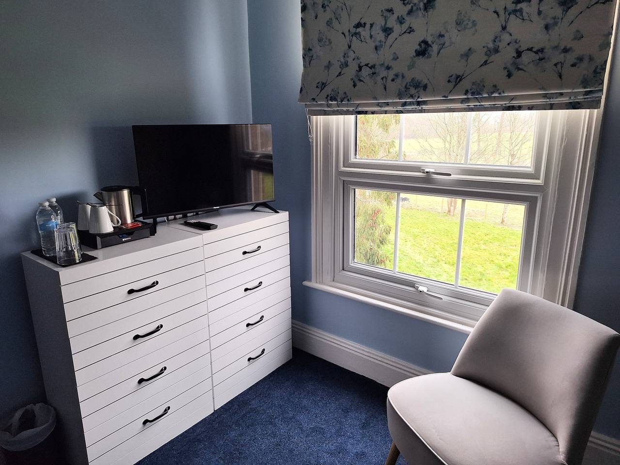 Doppelzimmer mit eigenem Bad und Blick auf die Landschaft in Alfold, Surrey