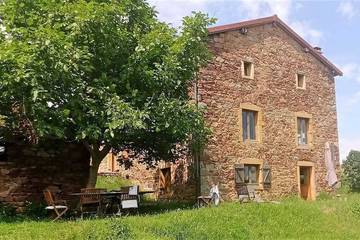 Gîte pour 12 personnes, avec piscine et jardin, animaux acceptés à Amplepuis