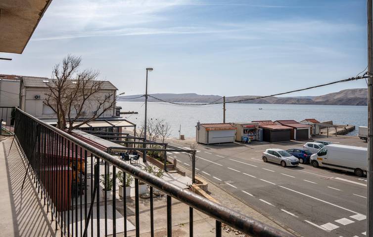 Ferienwohnung für 4 Personen, mit Terrasse in Karlobag